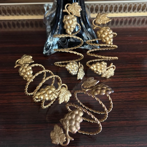 Vintage Gold Metal Napkin Rings Set of 4 - Picture 3 of 8